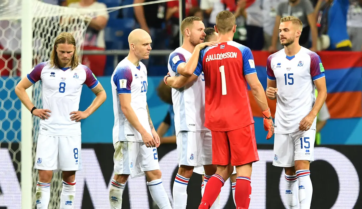 Islandia. Islandia tercatat baru 1 kali lolos ke putaran final Piala Dunia pada edisi 2018 di Rusia. Gylfi Sigurdsson dkk lolos usai memuncaki Grup I pada fase kualifikasi Zona UEFA mengungguli Kroasia. Islandia yang kembali berada satu grup dengan Kroasia di Grup D pada putaran final Piala Dunia 2018 gagal lolos ke babak 16 Besar setelah hanya meraih 1 poin hasil 1 kali imbang melawan Argentina dan dua kali kalah dari Nigeria dan Kroasia. (AFP/Joe Klamar)
