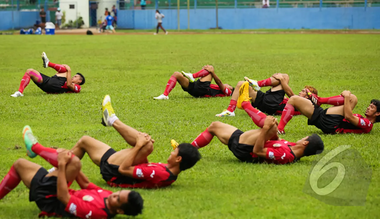 Sejumlah pemain Mitra Kukar melakukan peregangan di Stadion Gajayana, Malang, Senin (19/1/2014). (Liputan6.com/Faizal Fanani)