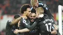 Para pemain Manchester City merayakan gol David Silva saat melawan Stoke City pada lanjutan Premier League di Bet 365 Stadium, Stoke, (13/3/2018). Manchester City menang 2-0.  (AP/Rui Vieira)