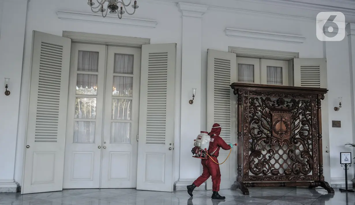 Petugas dari Sudin Gulkarmat Jakarta Pusat menyemprotkan disinfektan di Kantor Gubernur dan Wakil Gubernur, Gedung B Balai Kota, Jakarta, Selasa (1/12/2020). (merdeka.com/Iqbal S. Nugroho)