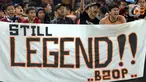 Suporter saat menyaksikan laga perpisahan pemain Persija, Bambang Pamungkas pada lanjutan Shopee Liga 1 Indonesia di SUGBK Jakarta, Selasa (17/12/2019). Laga melawan Persebaya menjadi pertandingan terakhir Bambang Pamungkas sebagai pesepakbola profesional. (Liputan6.com/Helmi Fithriansyah)
