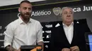 Legenda AS Roma, Daniele De Rossi seusai menyatakan pensiun dalam konferensi pers bersama Presiden Boca Juniors, Jorge Amor Ameal di Buenos Aires, Senin (6/1/2020). De Rossi mengakhiri kontrak bersama klub Argentina itu, yang merekrutnya sejak awal musim 2019/2020. (Enrique SANTOS / AFP)