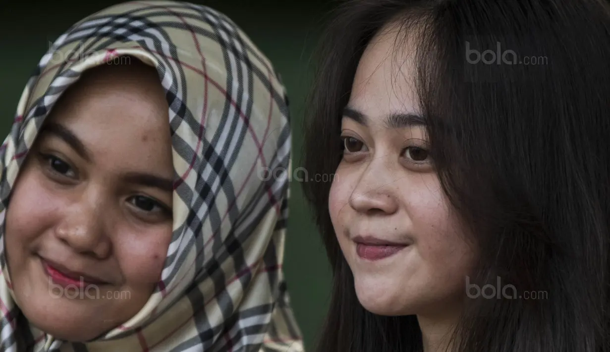 Pacar dari Muhammad Hargianto, Maureen Gania (kiri) dan kekasih Hansamu Yama, Zakiera Nisha, datang menonton latihan Timnas Indonesia U-22 di Lapangan SPH Karawaci, Banten, Jumat (11/8/2017). (Bola.com/Vitalis Yogi Trisna)