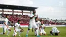 Penyerang timnas Indonesia, Marinus Mariyanto (24) bersama rekan-rekan satu tim melakukan selebrasi seusai membobol gawang Timor Leste pada laga ketiga grup B SEA Games 2017 di Stadion Selayang, Malaysia, Minggu (20/7). (Liputan6.com/Faizal Fanani)