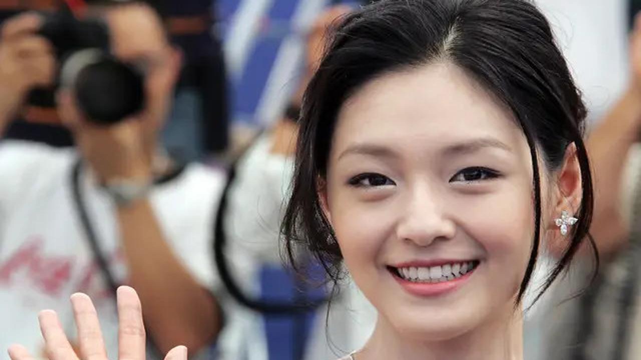 Keluarga Mendiang Barbie Hsu Foto Bersama, Penampilan DJ Koo Bikin Pangling Hingga Penggemar Prihatin