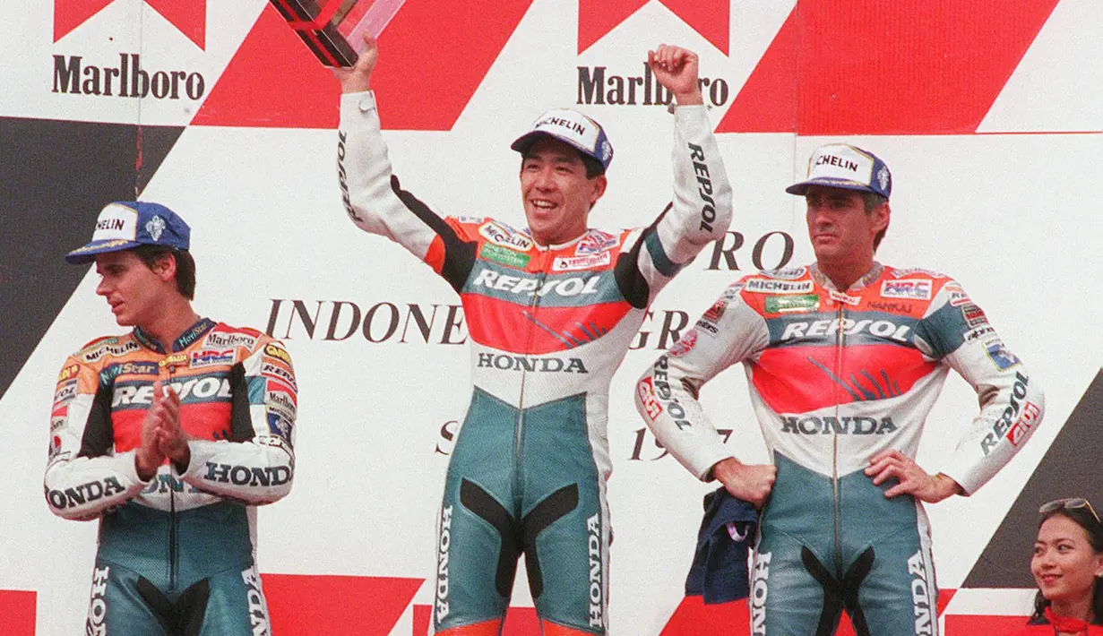 Tiga pembalap Repsol Honda Tadayuki Okada, Mick Doohan dan Alex Criville naik podium GP Indonesia 1997 di Sirkuit Sentul. (AFP PHOTO)