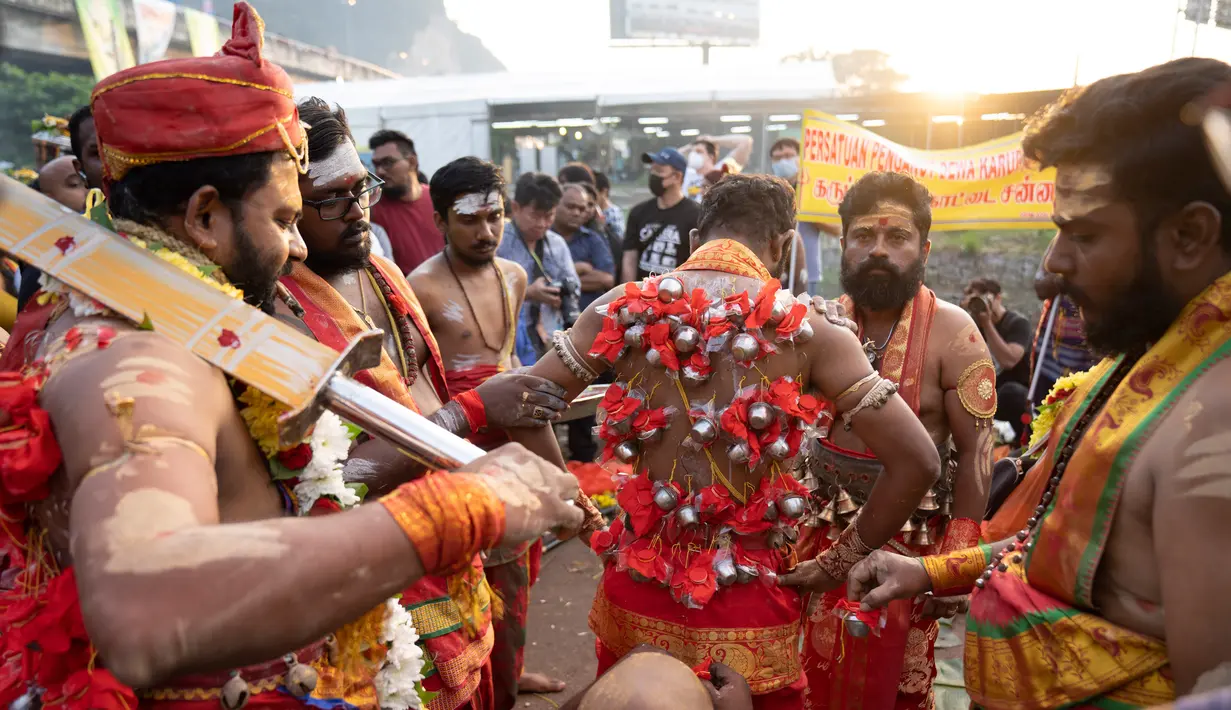 Seorang umat Hindu mengait punggungnya dengan kail sebelum Festival Thaipusam di Batu Caves, Kuala Lumpur, Malaysia, Sabtu (8/2/2020). Acara tahunan ini digelar untuk menghormati Dewa Murugan, mencari berkah, memenuhi sumpah, dan mengucapkan terima kasih. (AP Photo/Vincent Thian)