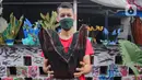 Seorang anak muda menunjukkan pot tanaman berbahan dasar kain bekas di  Cibodas, Kota Tangerang, Minggu (3/10/2021). Para pemuda di kawasan tersebut memanfaatkan PPKM untuk membuat Pot tanaman daur ulang yang dipasarkan mulai harga Rp. 30 ribu hingga Rp. 80 ribu. (Liputan6.com/Angga Yuniar)