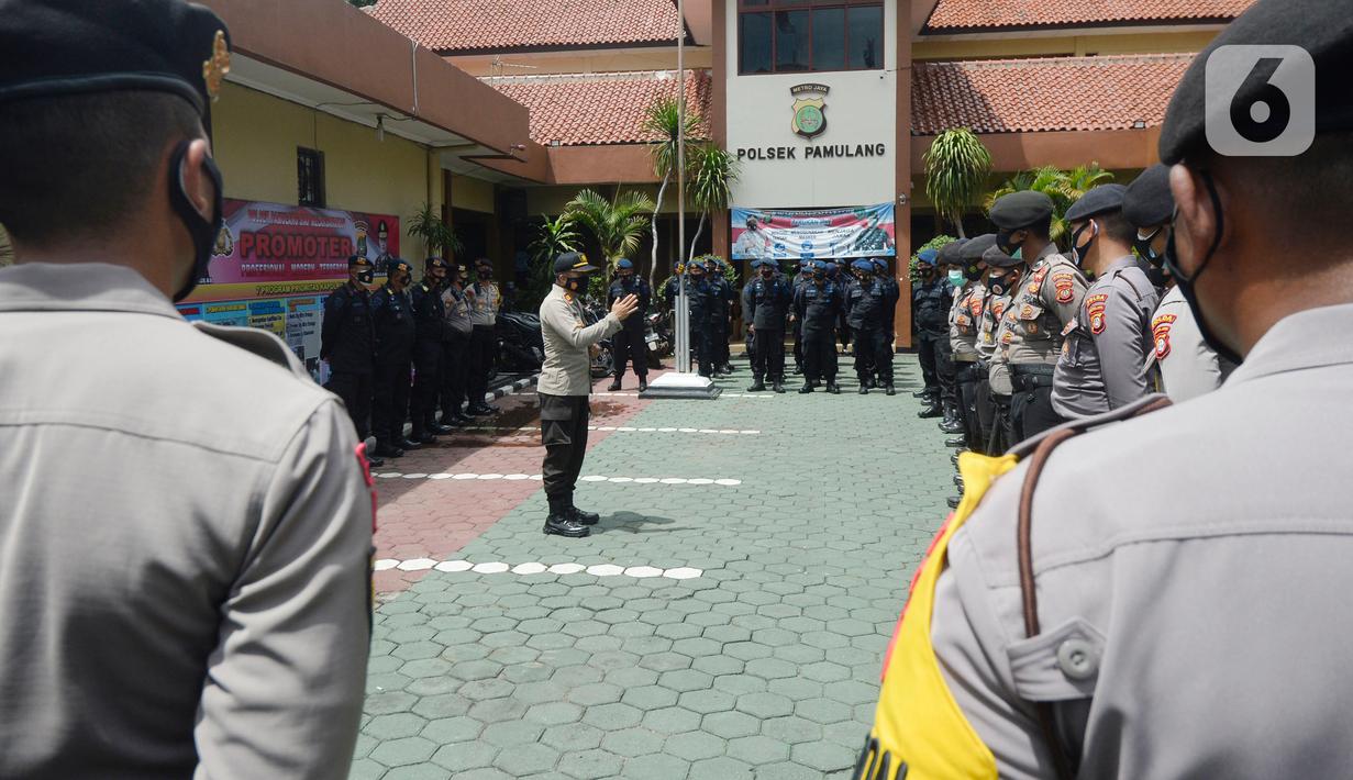 Personel Brimob dan Sabhara melakukan apel persiapan penjagaan jelang pemungutan suara Pilkada Tangerang Selatan di Polsek Pamulang, Selasa (8/12/2020). Kendaraan taktis Barracuda juga disiagakan di pinggir Jalan Siliwangi untuk pengamanan Pilkada 2020 pada Rabu (9/12) esok (merdeka.com/Dwi Narwoko)