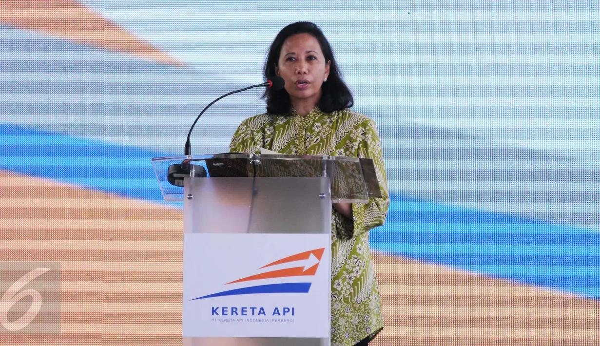 Menteri BUMN Rini Soemarno menyampaikan sambutan saat peluncuran kartu pembayaran elektronik, Railpay, di Stasiun Juanda, Jakarta, Senin (19/12). PT KAI melaunching kartu Railpay yang bisa digunakan untuk transaksi keuangan. (Liputan6.com/Gempur M Surya)