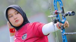 Nurisa Dian Ashrifah beraksi saat berlaga pada nomor mixed team compound SEA Games 2025 di kompleks Sports Authority of Thailand (SAT), Bangkok, Kamis (18/12/2025). (Bola.com/Bagaskara Lazuardi)