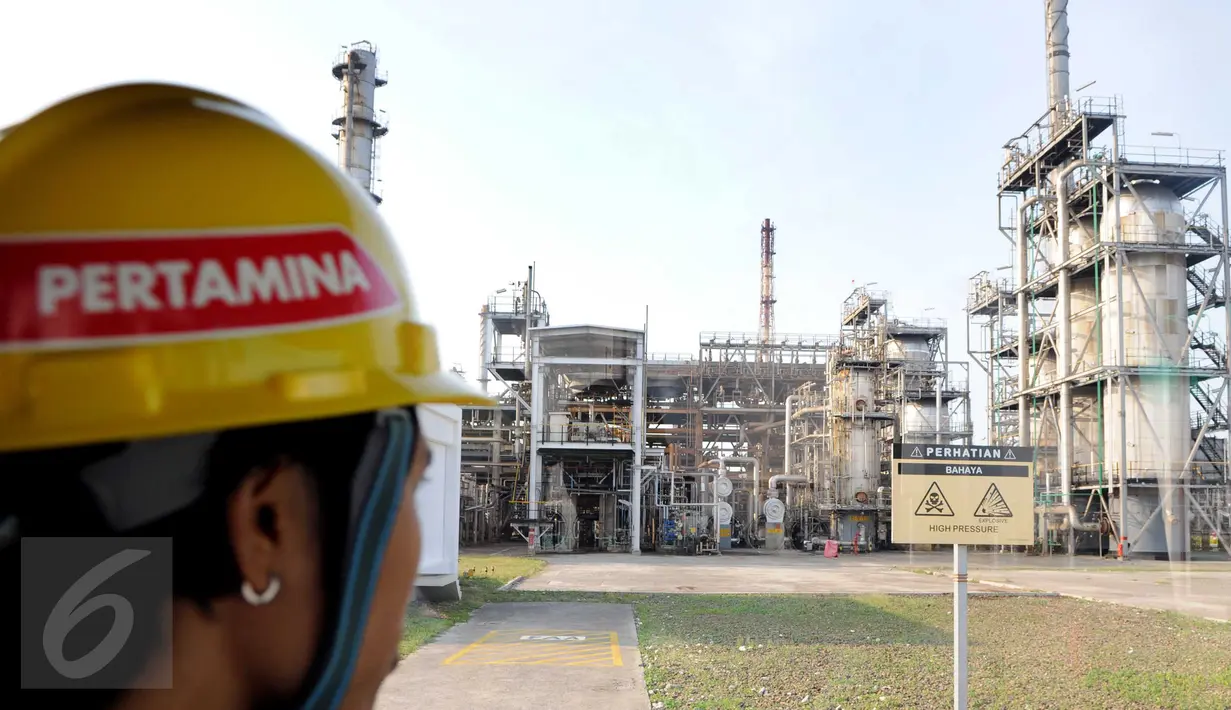 Petugas PT. Pertamina (Persero) memantau Refinery Unit (RU) atau kilang VI Balongan di Indramayu, Jawa Barat, (14/1). RU VI Balongan merupakan tumpuan produksi BBM jenis Pertamax Series milik PT. Pertamina (Persero). (Liputan6.com/Helmi Afandi)