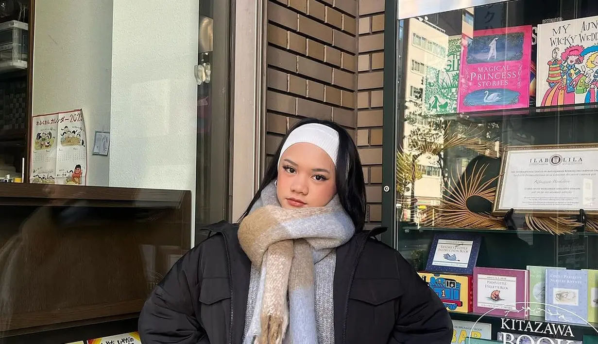 Gaya kasual kece ala Neona Ayu dengan oversize jacket, plaid syal, celana jeans, dan bandana warna putih [@ney_neo]