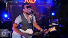 David Vokalis band NAIF beraksi saat merayakan AnNaifesary hari jadinya yang ke-20 tahun di Jakarta, Kamis (22/10/2015). Naif menghibur para penggemar dengan menyanyikan 20 tembang hits andalan mereka. (Liputan6.com/Faisal R Syam)