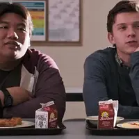 Tom Holland dan Jacob Batalon di Spider-Man: Homecoming. (Via: Sony Pictures/Daily Mail)