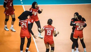 Aksi Timnas Voli Putri Indonesia U-21 saat menghadapi Serbia pada lanjutan Kejuaraan Dunia Voli Putri U-21 2025 di Jawa Pos Arena, Senin (11/8/2025). (PBVSI)