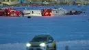Pesawat Delta Air Lines terbalik setelah mendarat di Bandara Toronto Pearson, Kanada saat cuaca berangin yang menyusul badai salju pada Senin (17/2/2025). (Geoff Robins/AFP)