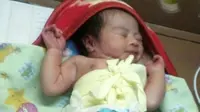Bayi mungil terbungkus kardus ditemukan dalam kondisi menangis. (Liputan6.com/Mohamad Fahrul)