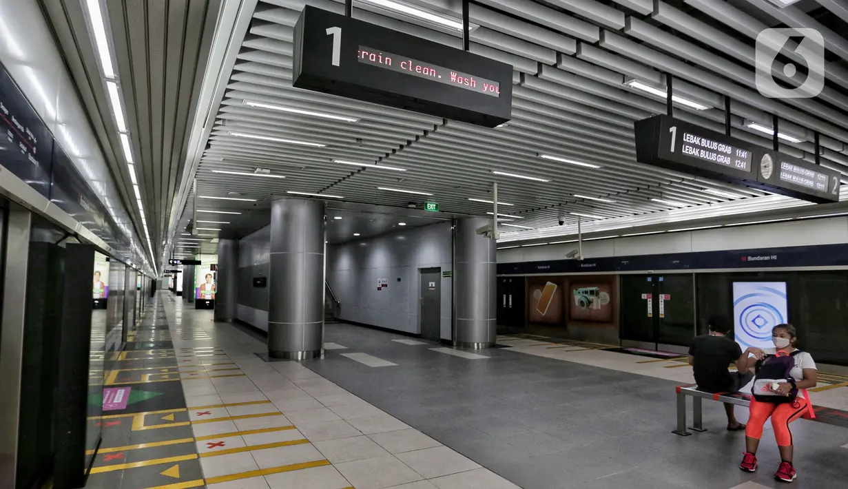 Suasana sepi saat Lebaran di salah satu stasiun Moda Raya Terpadu (MRT) di Jakarta, Minggu (24/5/2020). Di tengah pandemi virus corona COVID-19, masyarakat yang biasanya menjadikan MRT sebagai sasaran wisata saat Lebaran kini terpantau sepi. (Liputan6.com/Johan Tallo)
