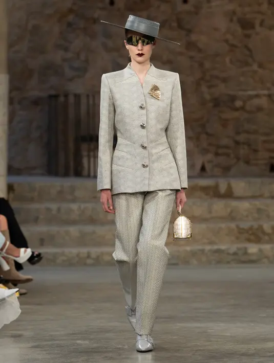 Di bawah arahan artistik Nicolas Ghesquière, Cruise Collection 2025 menampilkan karakter unik Spanyol, memadukan gaya khas Louis Vuitton dengan kekayaan budaya negara tersebut. [Dok/Louis Vuitton/@yong.lixx]