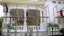Pekerja melakukan pengecatan dinding Istana Negara di Kompleks Istana Kepresidenan, Jakarta, Rabu (19/8). Pengecatan tersebut merupakan kegiatan perawatan rutin dari sejumlah bangunan bersejarah yang ada di Istana Kepresidenan.(Liputan6.com/Faizal Fanani)