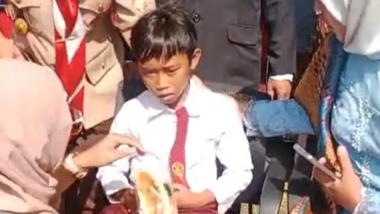 Bikin Haru, Bocah SD Panjat Tiang Bendera 12 Meter Saat Upacara HUT RI ke-80