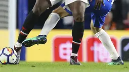 Aksi pemain Manchester United, Paul Pogba melewati pemain Brighton, Pascal Gross pada lanjutan Premier League di AMEX Stadium, Brighton, (4/5/2018). MU kalah 0-1 dari Brighton. (Gareth Fuller/PA via AP)