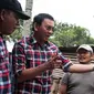 Calon gubernur DKI Jakarta, Basuki Tjahaja Purnama alias Ahok berbincang dengan warga kawasan Ciracas, Jakarta Timur, Kamis (2/2). Kepada warga, Ahok menanyakan bagaimana parahnya banjir di wilayah tersebut. (Liputan6.com/Gempur M Surya)