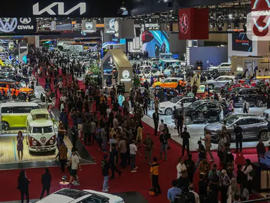 Pengunjung melihat produk mobil terbaru yang dipamerkan dalam ajang Gaikindo Indonesia International Auto Show (GIIAS) 2024 di Indonesia Convention Exhibition (ICE) BSD, Serpong, Kabupaten Tangerang, Banten, Kamis (18/7/2024). (Liputan6.com/Angga Yuniar)