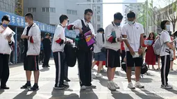 Skor tinggi dalam gaokao adalah satu-satunya cara untuk masuk ke universitas terkemuka di negara itu. Sebagian besar siswa China hanya mendapatkan satu kesempatan untuk ujian yang melelahkan. (WANG Zhao/AFP)