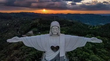 Pemandangan patung Christ the Protector (Kristus Sang Penjaga) yang sedang dibangun di Encantado, negara bagian Rio Grande do Sul, Brasil, pada 29 Oktober 2021. Patung itu akan lebih besar dari Christ the Redeemer milik Rio de Janeiro dan menjadi tertinggi ketiga di dunia. (SILVIO AVILA / AFP)