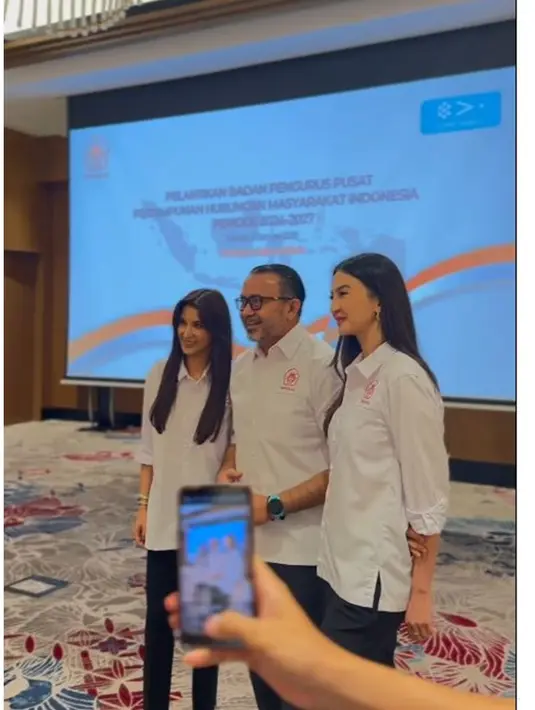Raline Shah mewakili Kemkomdigi memberi sambutan untuk Pelantikan Badan Pengurus Pusat Perhumas periode 2024-2027. (sumber: Instagram/ralineshah)