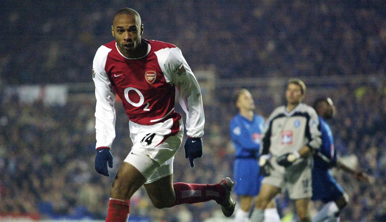 Thierry Henry. Striker Arsenal ini mencetak gol ke-100 di Liga Inggris saat berusia 26 tahun dan 177 hari. Kala itu Arsenal menang 4-0 atas Birmingham City, 12 Januari 2003 dan Thierry Henry mencetak 2 gol di antaranya. Hingga pensiun ia mencetak total 175 gol di Liga Inggris. (AFP/Odd Andersen)