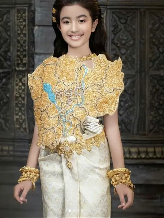 Penampilannya begitu cantik. Berbalut busana khas Kamboja, dengan kemegahan detail, pesonanya kian menjanjikan.  [Foto: Norodom-Jenna/ Instagram]
