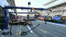 Balap mobil Formula 1 GP Jepang berlangsung pada 4 hingga 6 April 2025. Tampak dalam foto, pembalap McLaren asal Inggris, Lando Norris dan Oscar Piastri meninggalkan pit lane saat sesi latihan kedua Grand Prix Formula Satu Jepang di sirkuit Suzuka, prefektur Mie, 4 April 2025. (MOHD RASFAN/AFP)