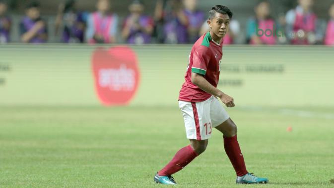 Pemain Timnas Indonesia U-23, Febri Haryadi saat melawan Bahrain pada laga PSSI Anniversary Cu 2018 di Stadion Pakansari, Bogor, (26/4/2018). Bahrain menang 1-0. (Bola.com/Nick Hanoatubun)