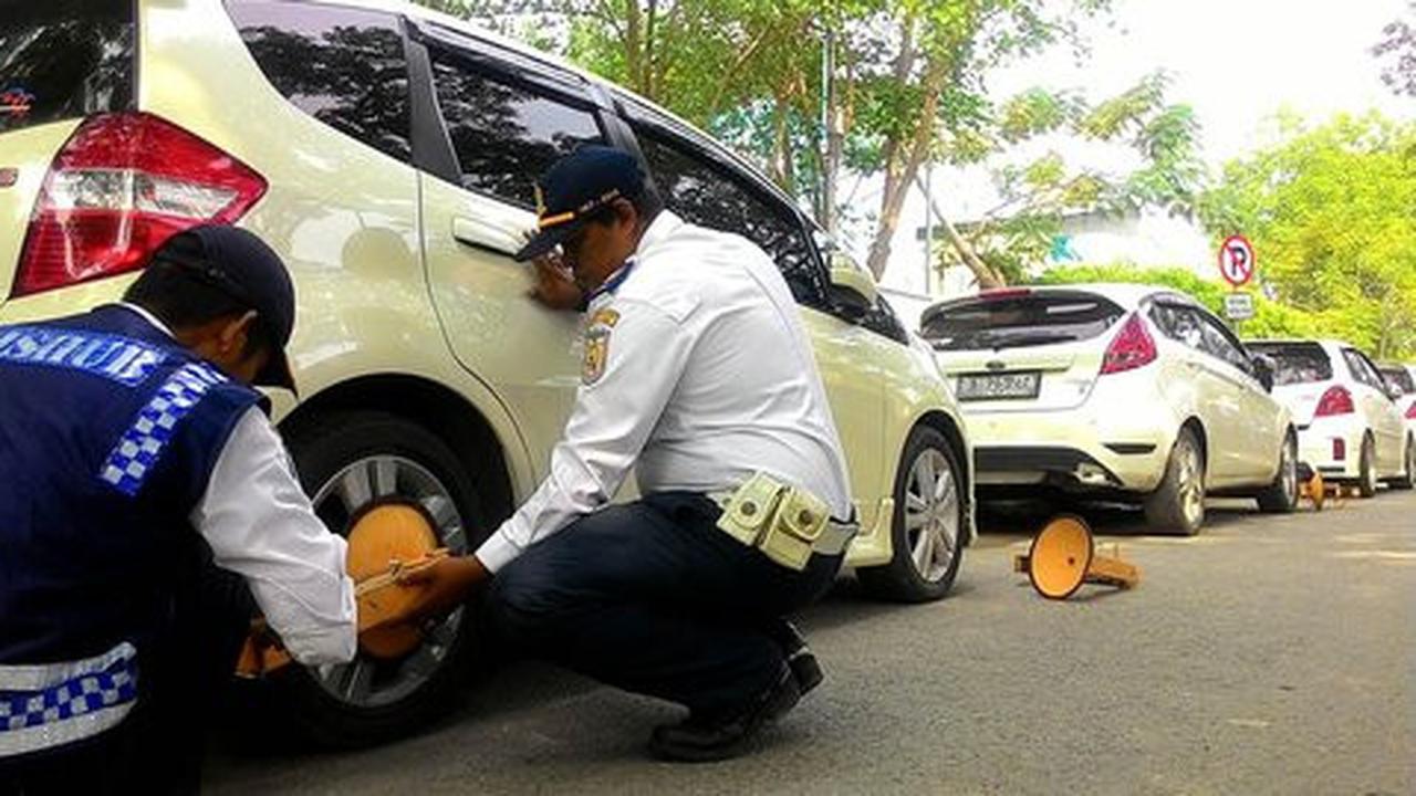 Puluhan mobil parkir sembarangan di dekat RSUZA Banda Aceh digembok
