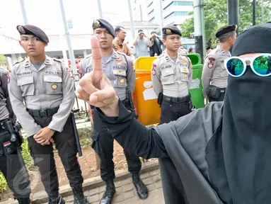  Demonstran perempuan melakukan aksi damai di depan petugas Kepolisian yang berjaga di depan Balai Kota, Jakarta, Jumat (4/11). Ratusan ribu massa aksi damai melakukan aksi menuntut penegakan hukum kasus dugaan penistaan agama. (Liputan6.com/Yoppy Renato)