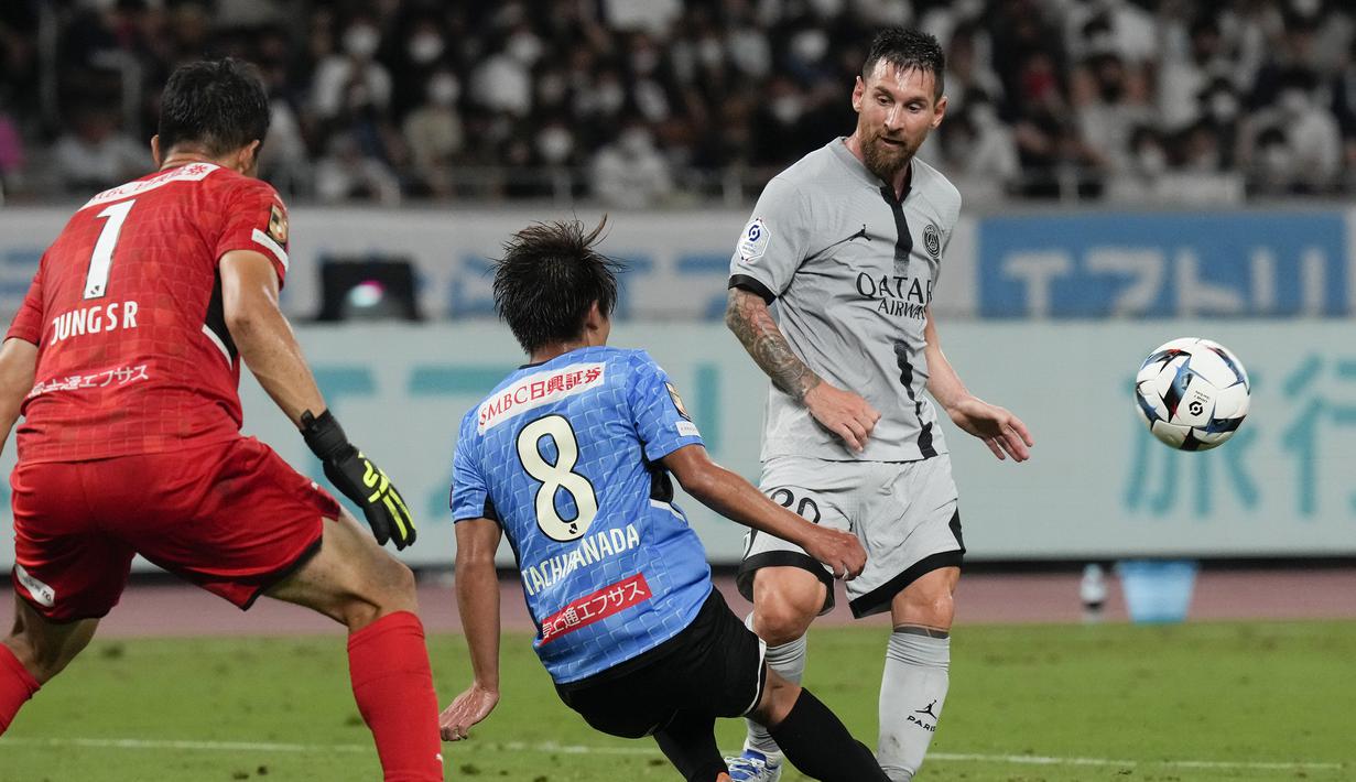 Lionel Messi. Striker Argentina berusia 35 tahun yang kini memasuki musim kedua bersama PSG ini total telah dua kali tampil dalam pramusim 2022/2023. Pada laga pertama (15/7/2022) menghadapi Quevilly-Rouen di Camp des Loges Stadium, Prancis, PSG menang 2-0 dan Lionel Messi ikut andil saat timnya mendapatkan hadiah penalti dalam proses gol pertama. Sementara di laga kedua (20/7/2022) saat PSG menang 2-1 atas Kawasaki Frontale, Lionel Messi menyumbang 1 gol. (AP/Eugene Hoshiko)