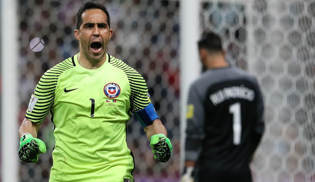 Kiper Cile, Claudio Bravo, berhasil menepis tiga penalti pemain Portugal pada semifinal Piala Konfederasi di Kazan Arena, Kazan, Rabu (28/6/2017). Cile menang adu penalti 3-0 atas Portugal. (EPA/Mario Cruz)