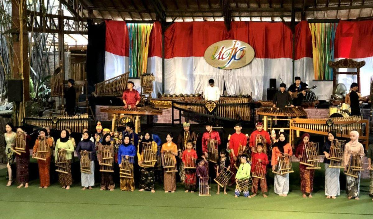 <b>Saung Mang Udjo</b><br>