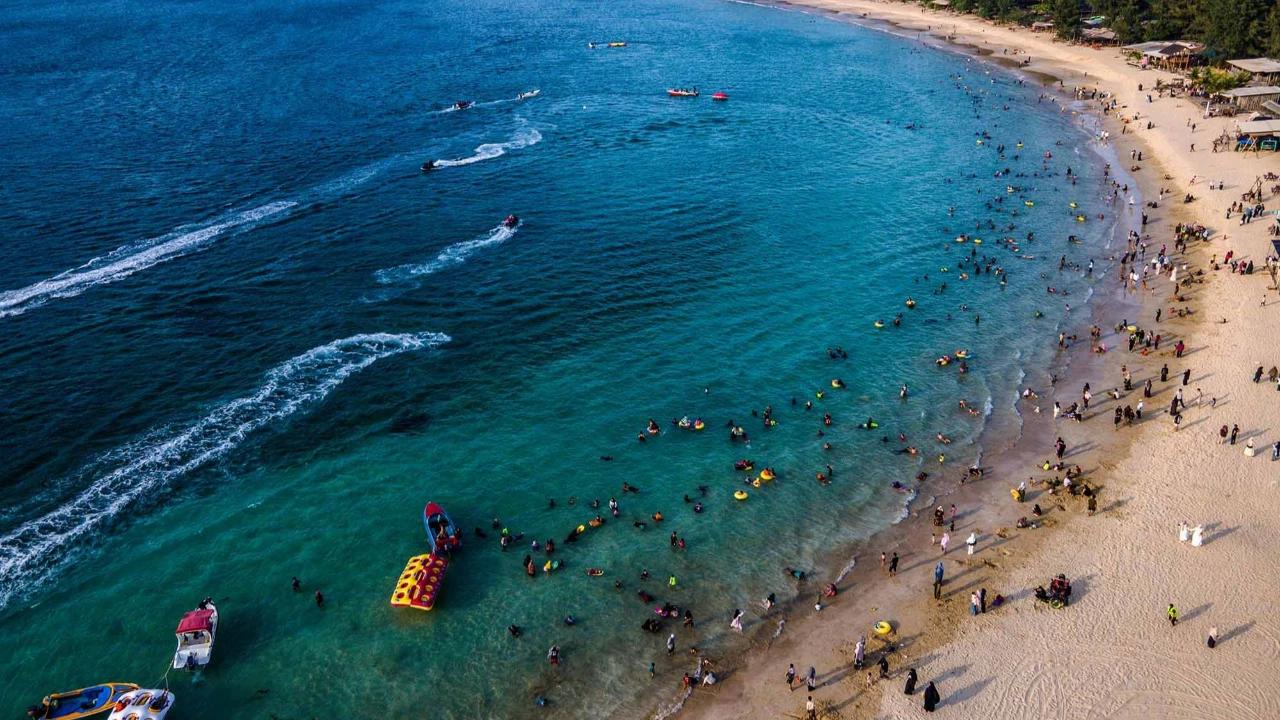 FOTO: Warga Padati Pantai Lhoknga  Aceh Saat Libur Lebaran