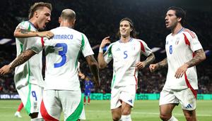 Bek Italia #03, Federico Dimarco, merayakan gol pertama timnya bersama penyerang Italia #09, Mateo Retegui, bek Italia #05, Riccardo Calafiori, dan gelandang Italia #08 Sandro Tonali selama pertandingan Grup A2 UEFA Nations League antara Prancis dan Italia di Parc des Princes di Paris pada 6 September 2024. (FRANCK FIFE/AFP)