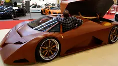 Joe Harmon desainer dari " Splinter " saat memamerkan karyanya yaitu mobil konsep yang dibuat 90 persen dari komposit kayu di Essen Motor Show, Jerman, Jumat (27/11).(REUTERS/Ina Fassbender)