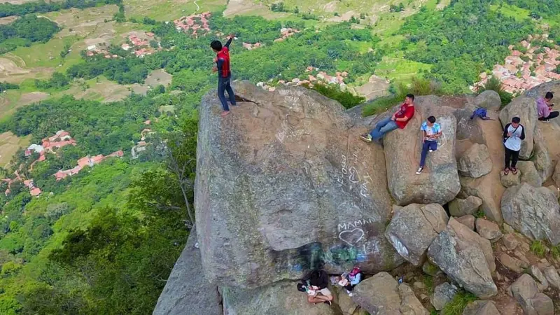 Gunung Bongkok berada di perbatasan Tasikmalaya dan Ciamis