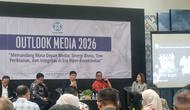 Managing Director Emtek sekaligus CEO Vidio, Sutanto Hartono (tiga dari kanan),  berbicara dalam Workshop Awal Tahun 2026 Dewan Pers bertajuk Memandang Masa Depan Media: Sinergi Bisnis, Tren Periklanan, dan Integritas di Era Hiper-Konektivitas di Hall Dewan Pers, Jakarta Pusat, Kamis (5/2/2026). (Bola.com/Yus Mei Sawitri)