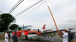 Kru dari Japan Ministry of Defense (JMOD) bersama angkatan laut Filipina memarkir pesawat Beechcraft TC90 saat tiba di markas Naval Air Group (NAG) di Sangley Point, Filipina (27/3). (AP Photo/Bullit Marquez)