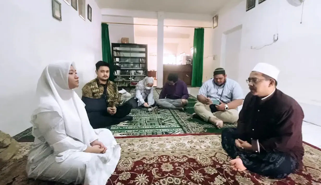 Dengan adik-adiknya menjadi muslim, Nathalie Holscher tidak lagi merayakan lebaran sendiri. Selian itu, juga bisa menjalankan ibadah bersama dengan adik-adiknya. [Instagram/nathalieholscher]