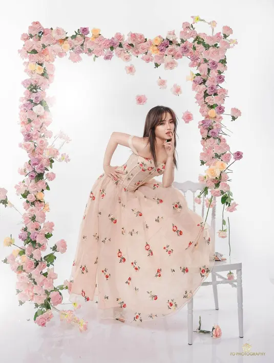 Pesona Fuji Utami bak cewek Korea didukung dengan makeup bernuansa peach yang ia kenakan [@fuji_an]