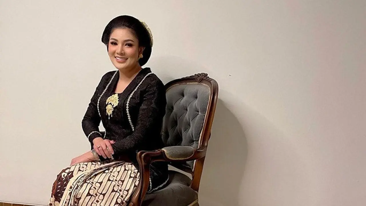 6 Pesona Nindy Ayunda dengan Baju Adat Jawa, Bikin Pangling